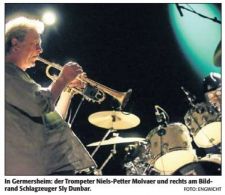In Germersheim: der Trompeter Niels-Petter Molvaer und rechts am Bildrand Schlagzeuger Sly Dunbar.